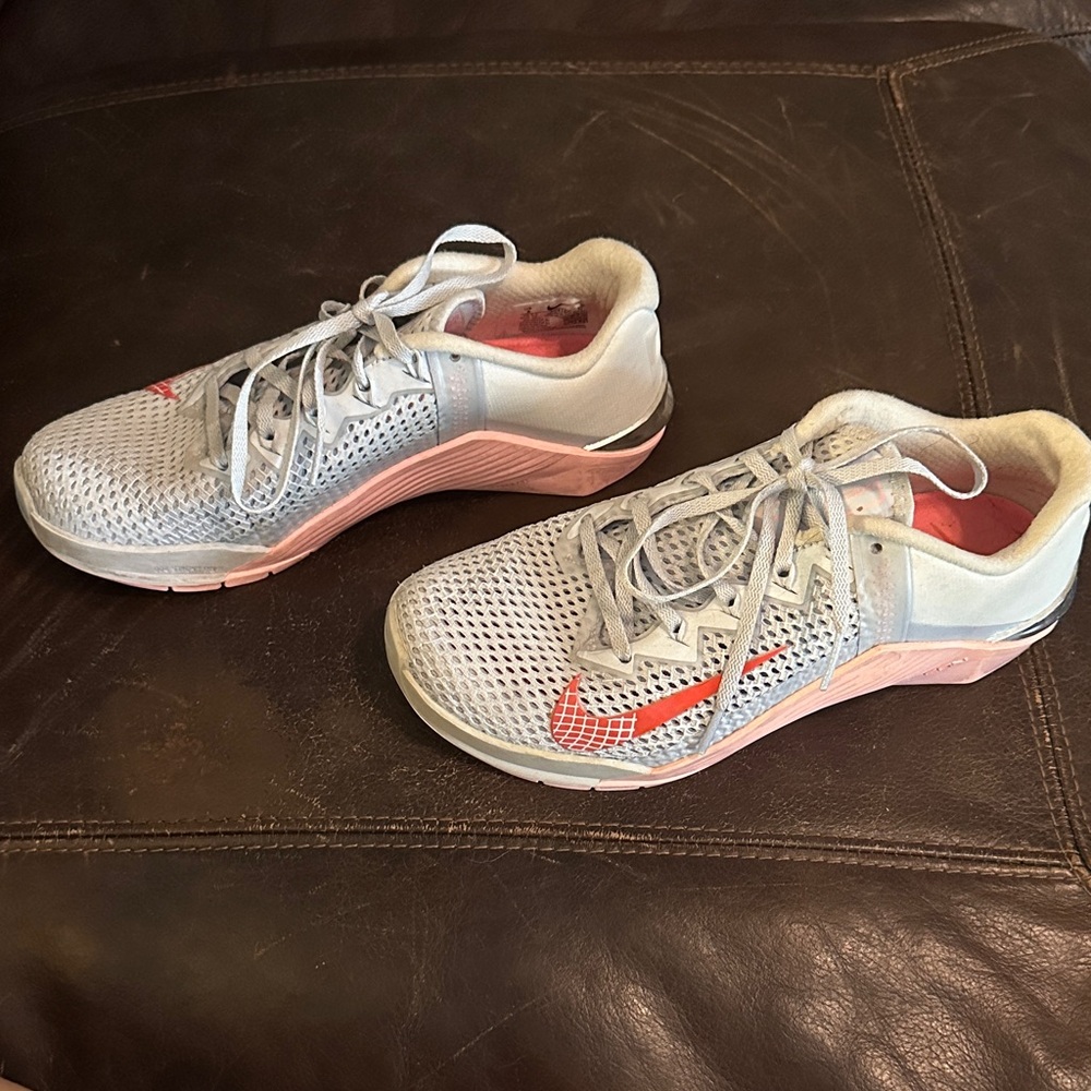 Women's Athletic Nike Metcon Shoes size 8 in Gray and Pink weightlifting